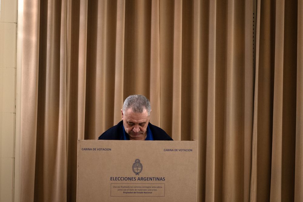 Un hombre votando con la Boleta Única Papel. (Agencia Xinhua)
