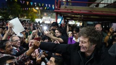 Javier Milei junto a seguidores libertarios.