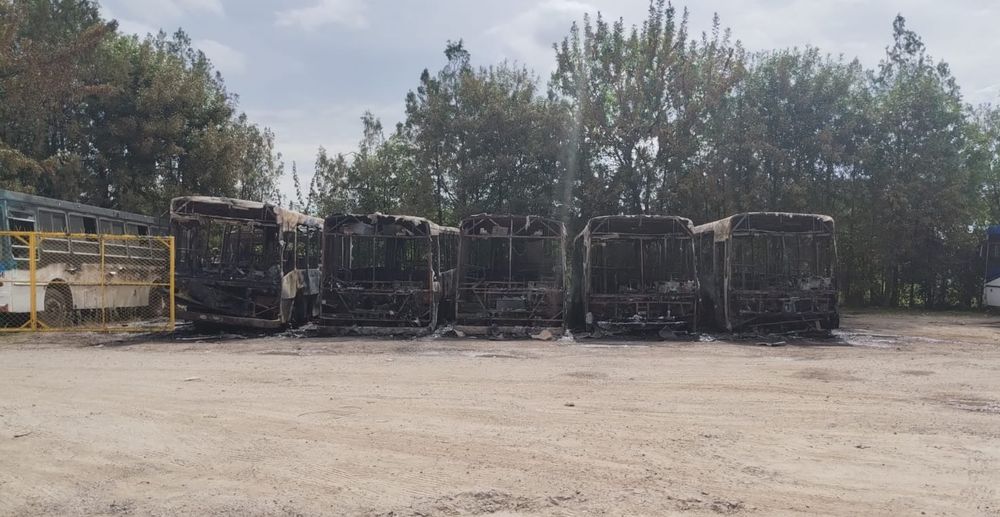 Los cinco colectivos que el fuego destruyó en Luján.