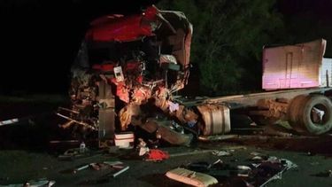 Uno de los camiones quedó destrozado tras el trágico evento vial ocurrido sobre la Ruta Provincial 51. (Foto: El Orden de Pringles)