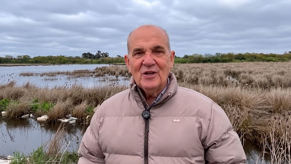El intendente de Pehuajó, Pablo Zurro, en los terrenos donde se levantará la nueva reserva ecológica.