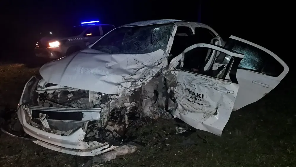 Así quedó el Fiat Cronos utilizado como taxi por una empresa de Tres Arroyos, cuyo conductor permanece internado en el HIGA de Mar del Plata.&nbsp;