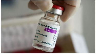 AstraZeneca reconoció que la vacuna contra el SARS-CoV-2 produce un efecto secundario raro a nivel sanguíneo.