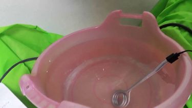 murio cuando calentaba agua para banarse y recibio una descarga electrica