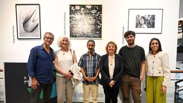 Los fotógrafos ganadores junto a sus obras y a representantes del Banco Provincia. (Prensa Bapro)