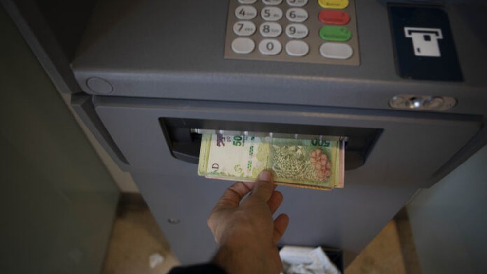 Una persona retira dinero de un cajero automático. (Agencia Xinhua)