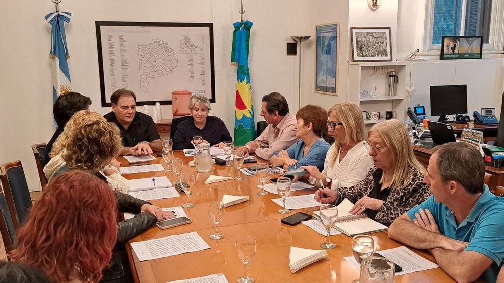 Flavia Terigi, Javier Alonso y&nbsp;representantes del Frente de Unidad Docente Bonaerense (FUDB).