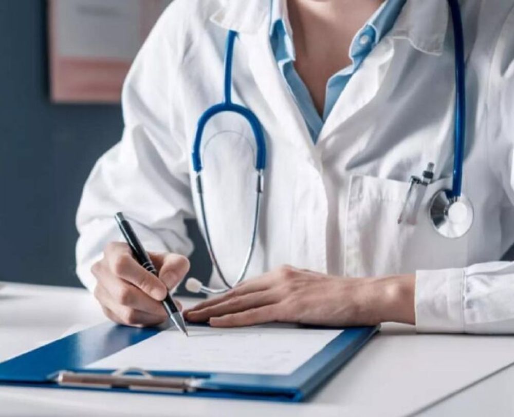 Un médico en un consultorio.