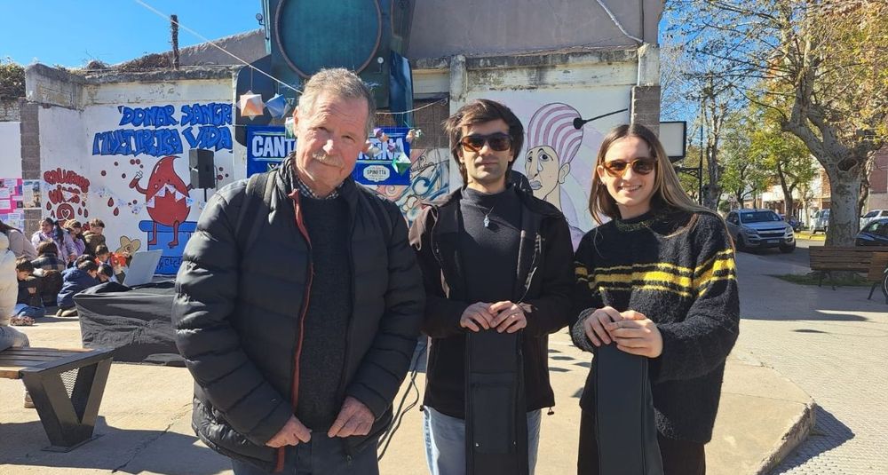 Juan Carr junto a los músicos locales, Anna Cleri y Juan Papavero.