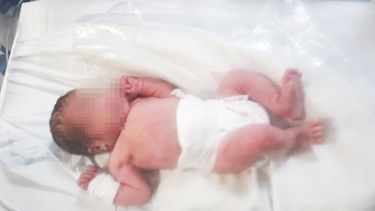 La niña fue llamada Verónica por el personal médico que la atendió, en homenaje a la agente de policía, Verónica Ayala, que la rescató.