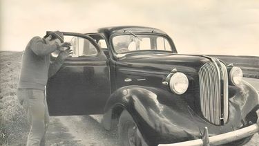 Eduardo de Deugd, junto a su Plymouth, reproduce el gesto que hizo cuando vio el ovni “como un micro volcado”. (Gente)