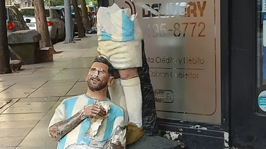 La estatua de Messi partida a la mitad. Así no se trata a un ídolo.