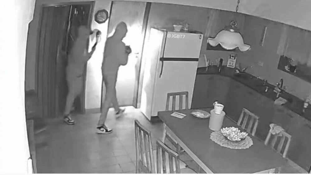UNa cámara de seguridad tomó los movimientos de los delincuentes dentro de la casa de la jubilada.