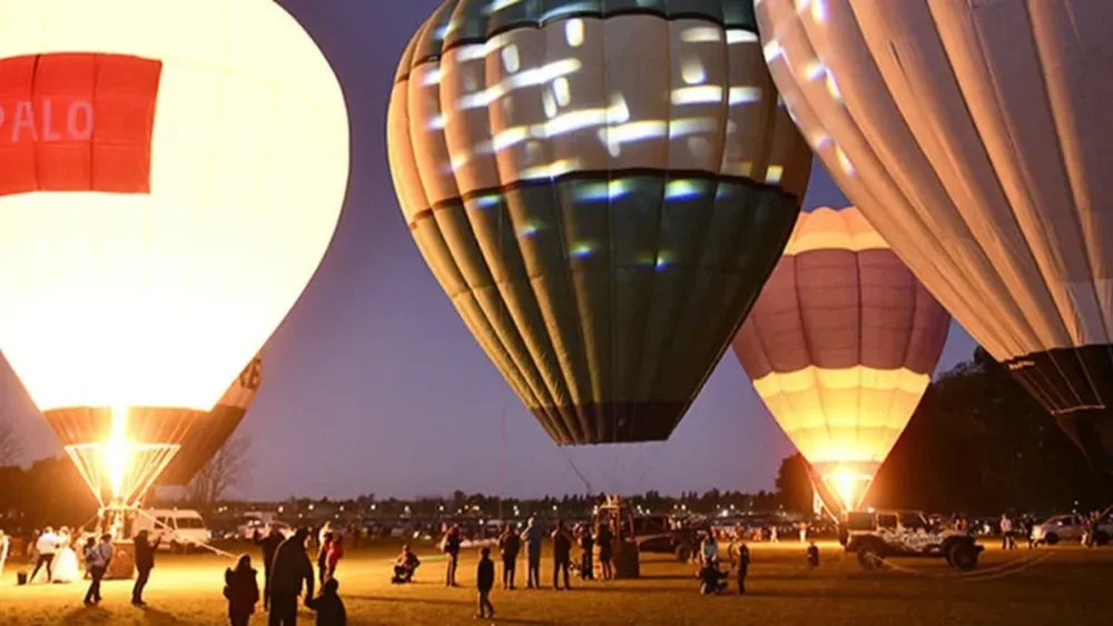 Globos aerostáticos realizando destrezas y vuelos cautivos en Mercedes (Foto Municipalidad de Mercedes)