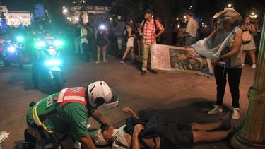 Los choques entre manifestantes y fuerzas del orden en la Plaza de los Dos Congresos. (Telam)