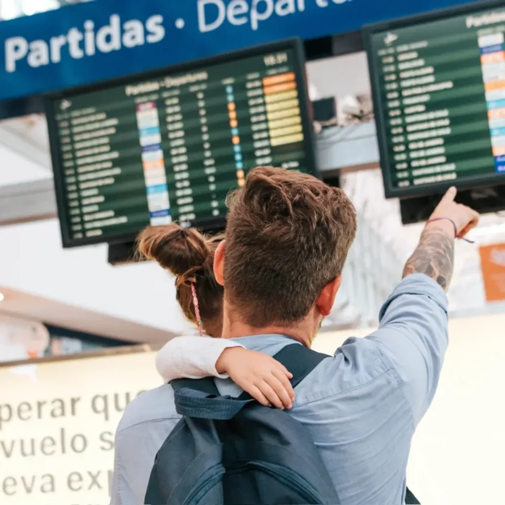 Un viajero en el aeropuerto.