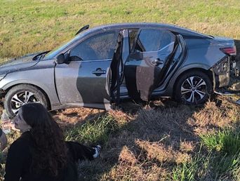 Rocío Bonacci -en el piso- y el vehículo en el que viajaba, luego del accidente. (Redes)