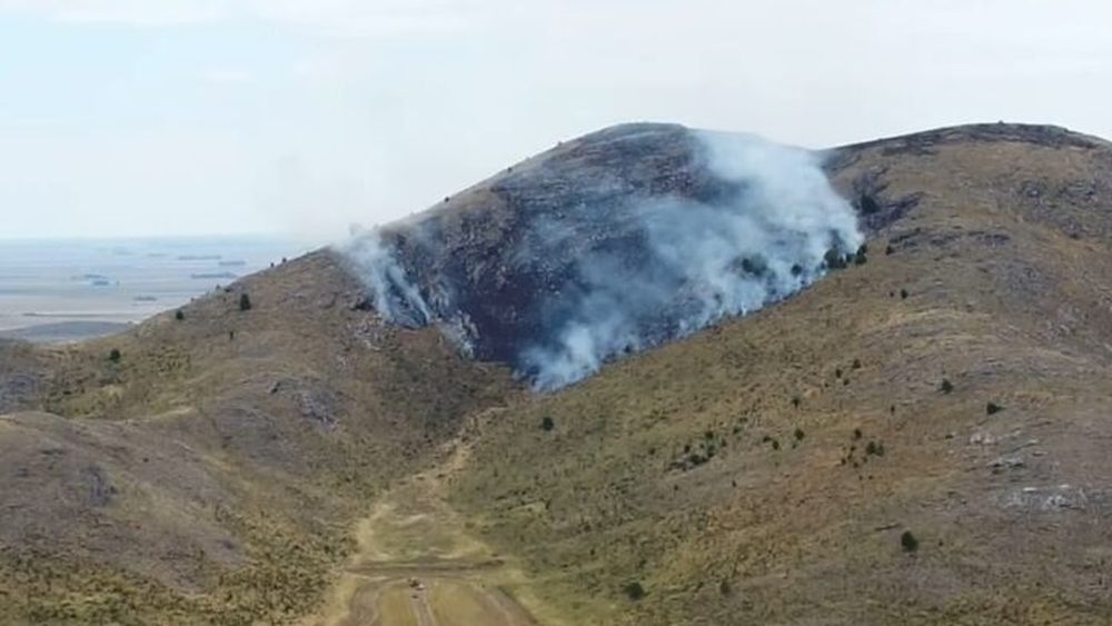 Vista del incendio en una zona de difícil acceso de Sierra de la Ventana, en el cerro Estancia Chica. (frenteacano.com.ar)