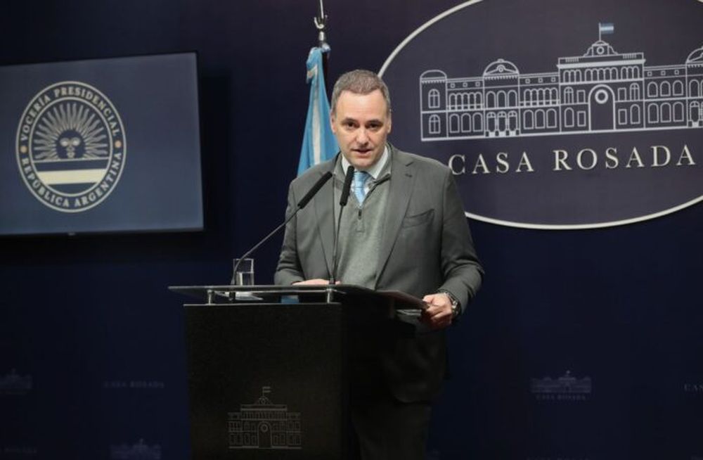 El vocero Manuel Adorni en su habitual conferencia de prensa. (Presidencia)