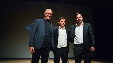 El diputado y exministro, Daniel Gollan, el gobernador bonaerense, Axel Kicillof, y el ministro de Salud bonaerense y director del documental, Nicolás Kreplak. (Ministerio de Salud bonaerense)