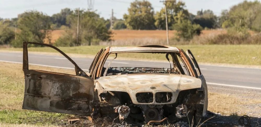 Los autos incendiados ya son parte del paisaje a la vera de las rutas.