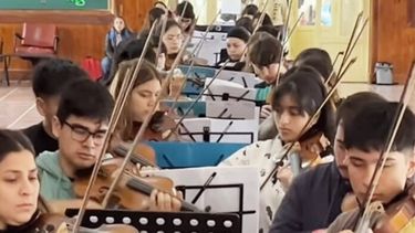 Jóvenes violinistas en pleno ensayo para el gran concierto de cierre del Segundo Encuentro Latinoamericano de Orquestas “LATE 2025”.