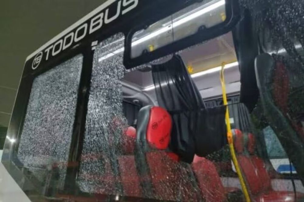 Un colectivo atacado.