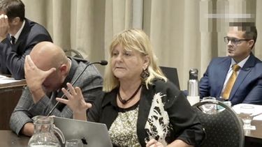 Riva junto a su abogada defensora durante la primera audiencia del Jury en La Plata.