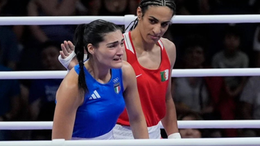 La italiana Angela Carini deja el ring desconsolada, mientras la acompaña la argelina, Imane Khelif.