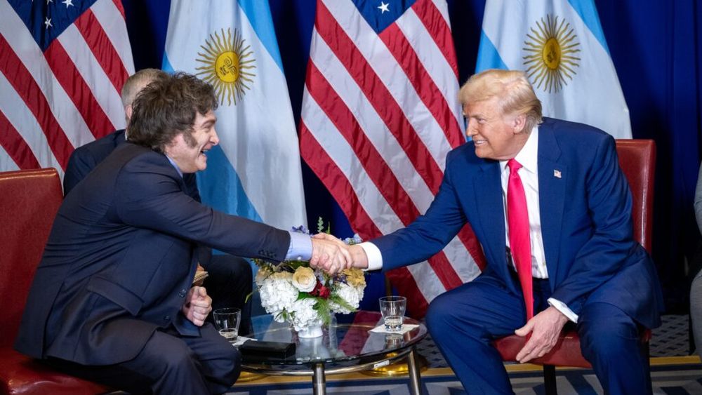 El presidente Javier Milei con supar norteamericano, durante una reunión en EE.UU.