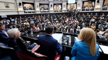 La presencia de sindicalistas en un palco de la Legislatura como Hugo y Pablo Moyano, y Roberto Baradel, centro de las críticas de la oposición. (Gobernación)
