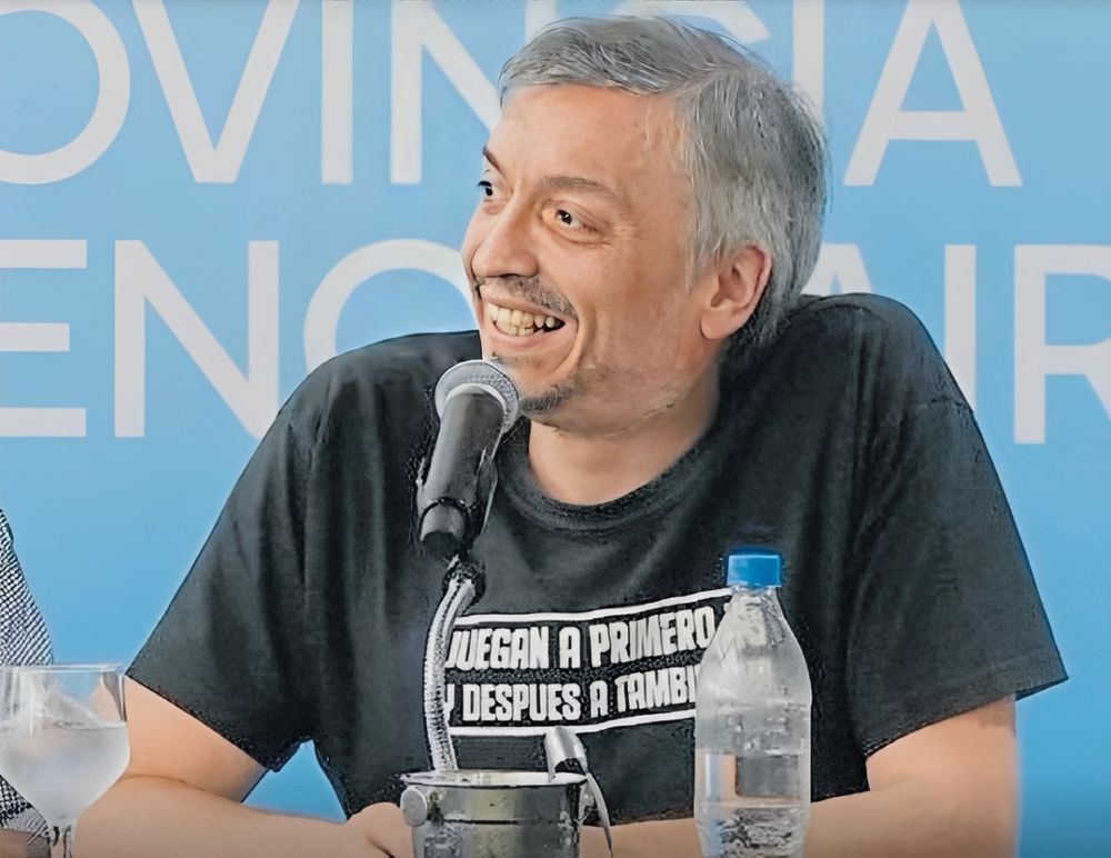 Máximo Kirchner con la remera en cuestión : Juegan a primero yo y después a también yo.