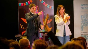El gobernador bonaerense, Axel Kicillof, junto a la titular del Instituto Cultural, Florencia Saintout.