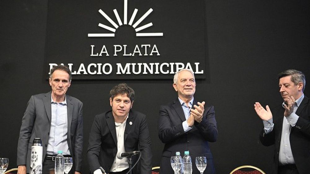 Junto al gobernador Kicillof, el intendente Alak, el ministro Katopodis y el subsecretario Álvarez.