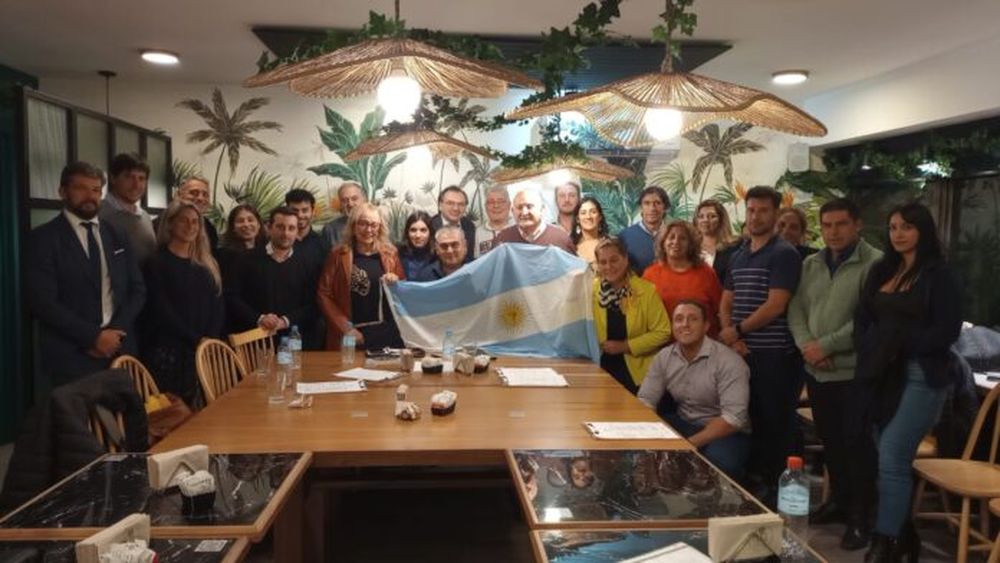 El doctor Piperino reunido con todos los candidatos de La Libertad en el Colegio.