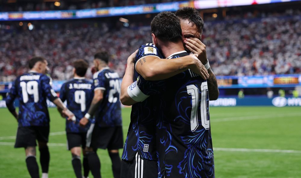 Un abrazo lleno de emoción. Del goleador al capitán.
