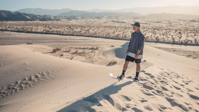 Un turista en una duna de Catamarca.