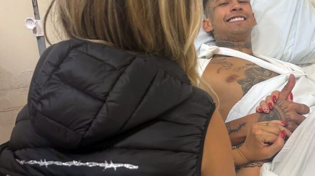 Wanda Nara y L-Gante en el Hospital de Pinamar, tras el accidente en el cuatriciclo. (Instagram @wanda_nara)