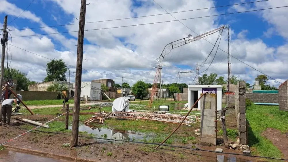 Una antena caída de HCNet (servicio de Internet) en Urdampilleta. Una antena caída de HCNet (servicio de Internet) en Urdampilleta.
