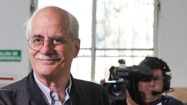 El primer candidato a diputado nacional por la provincia de Buenos Aires de Fuerza Patria, Jorge Taiana, votó en una escuela de Vicente López.