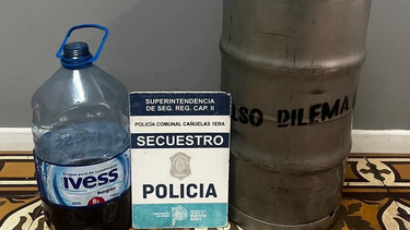 El barril y el bidón robados en Cañuelas y recuperados por la Policía.
