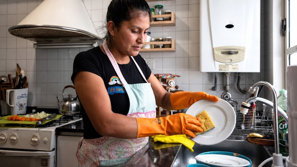 Las personas que realizan tareas domésticas son las más afectadas por el pluriempleo.
