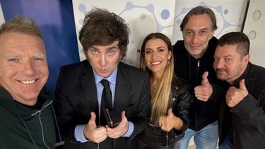 Alejandro Fantino y su equipo tras la nota con Javier Milei; entre ellos, Mariana Brey. (Redes)