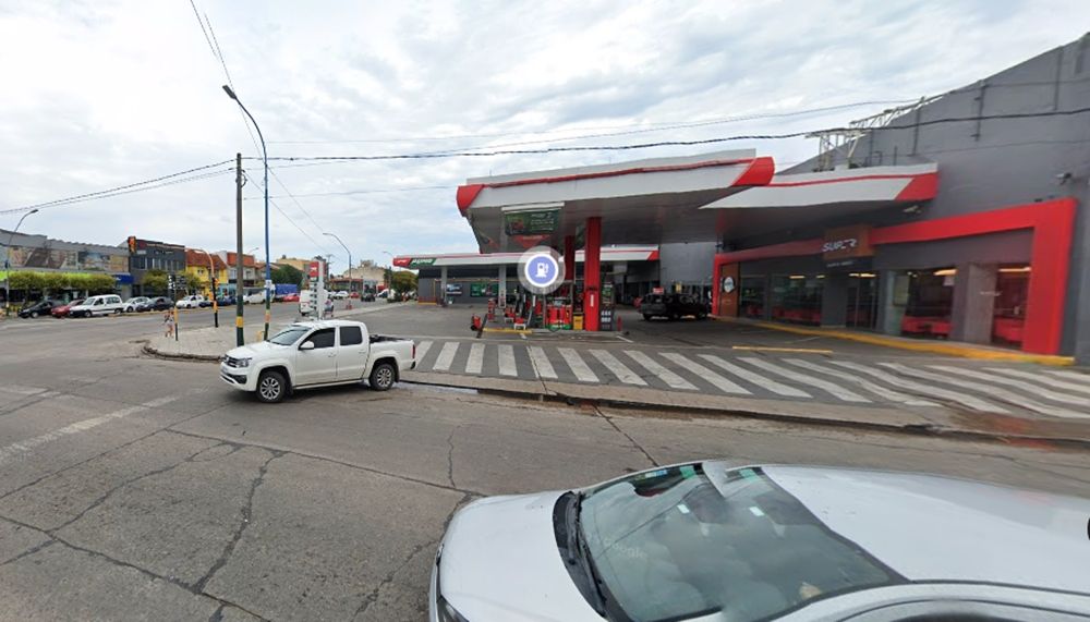 La estación de servicio asaltada, ubicada en la esquina de las avenidas Juan B. Justo y Peralta Ramos.&nbsp;