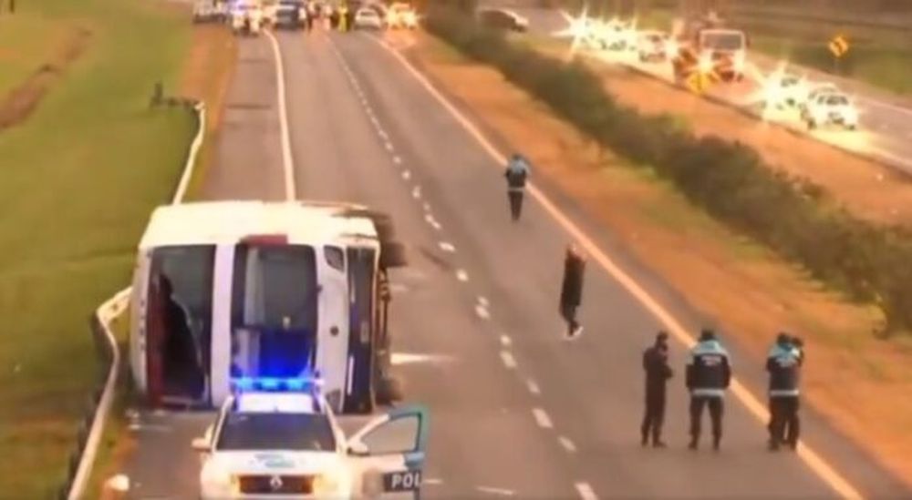 El accidente del micro en la ruta 2. (Imagen TV)