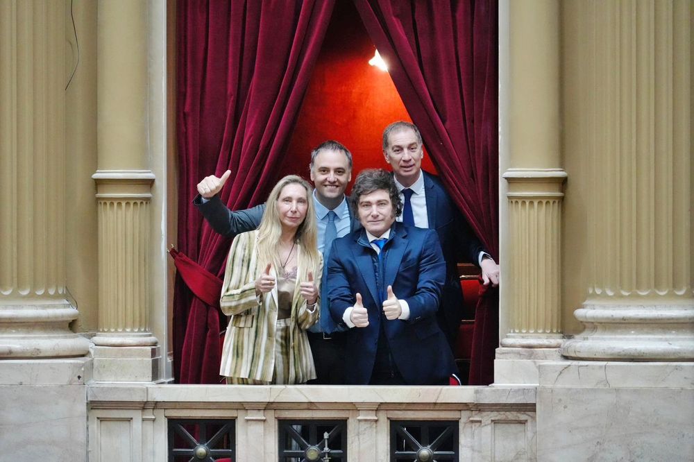 El presidente Javier Milei junto a su hermana Karina, Secretaria General de la Presidencia; el Jefe de Gabinete, Manuel Adorni; y el ministro del Interior, Diego Santilli.&nbsp;