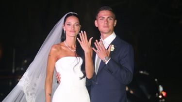 Oriana Sabatini y Paulo Dybala luciendo sus alianzas de recién casados. (X)