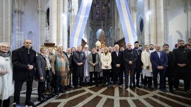 El gobernador Axel Kicillof y su comitiva en la Catedral de La Plata. (Gobernación)