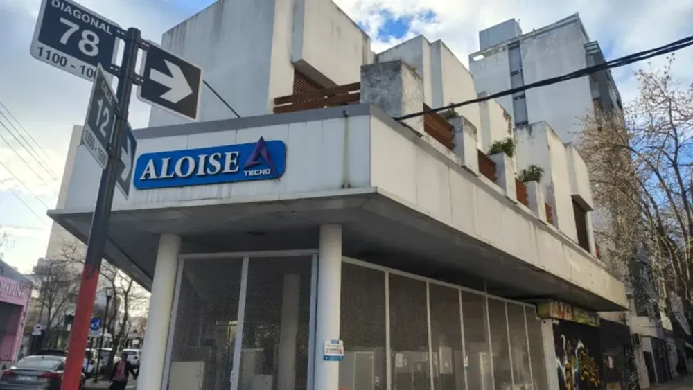 El depósito ahora clausurado de Aloise Tecno frente al Parque Saavedra platense. (0221)