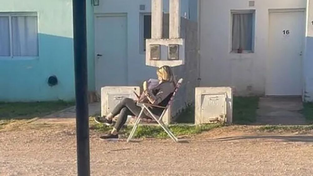 La mujer, encadenada frente a la vivienda de sus supuestos deudores. - El Orden -